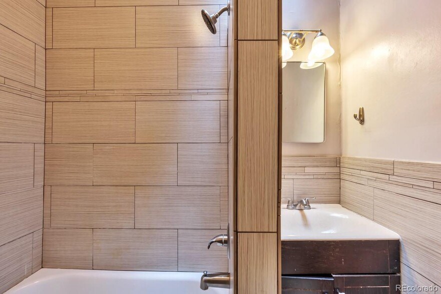 bathroom - 868 S Pearl St