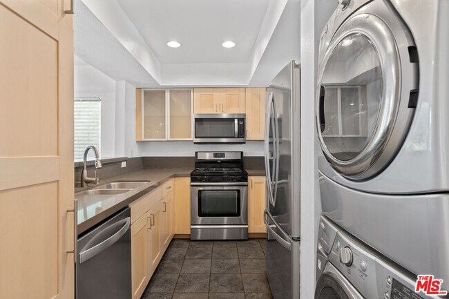 Building Photo - 2480 Penmar Ave