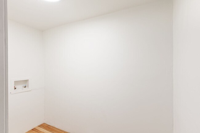 Building Photo - Beautiful Newly Renovated 2/1 w/ Large Fen...