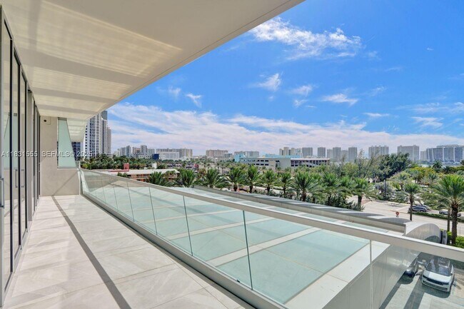 Building Photo - 18501 Collins Ave