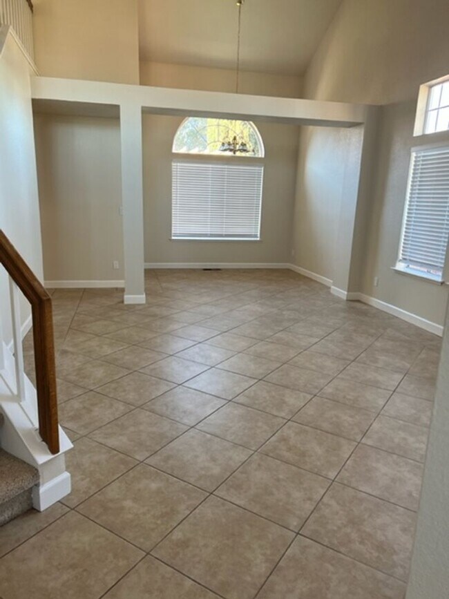 Building Photo - Spacious 4-Bedroom Home in a Quiet Tracy Cul-De-Sac!