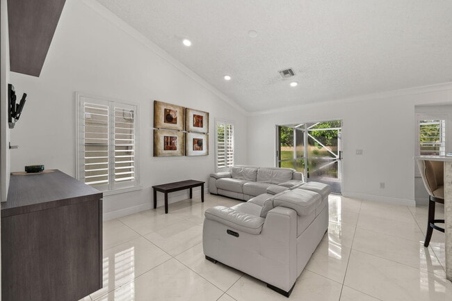 Building Photo - 13008 Meadowbreeze Dr