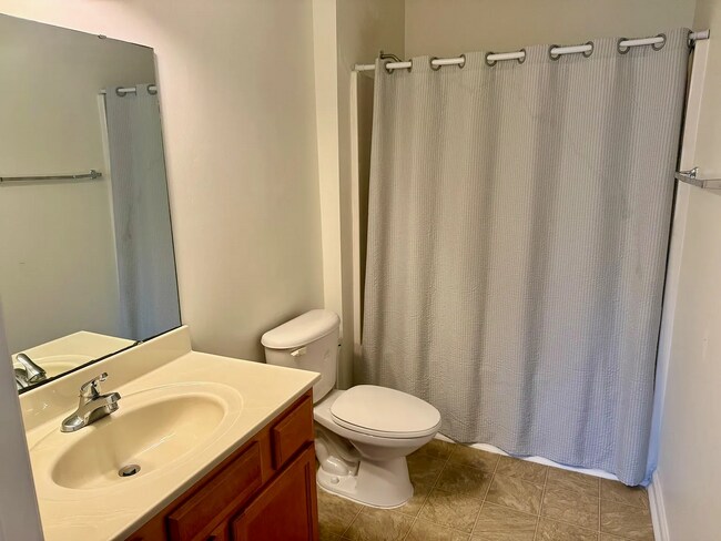 Building Photo - 3 Bed / 3 Bath Condo with Amenities on the 1ST Floor!