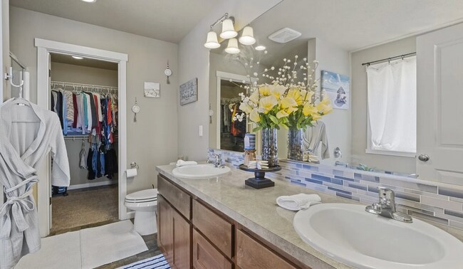 Building Photo - Beautiful Large Home on Corner Lot, Quincy!!