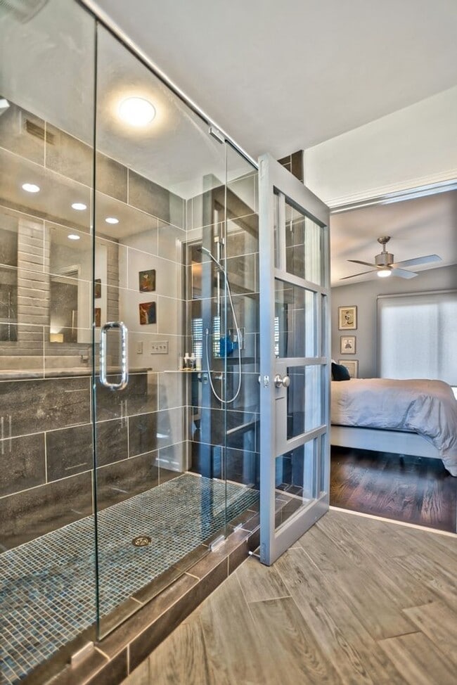 Building Photo - Gorgeous Single Family Home Located In Midtown. Huge Fenced in Backyard!