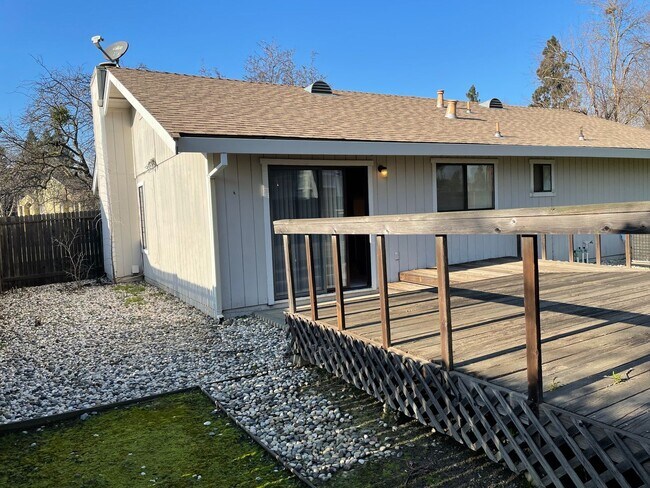 Building Photo - 3 Bedroom 2 Bathroom in Pocket