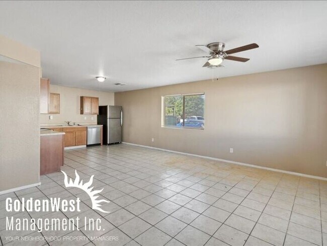 Building Photo - Spacious 4Bdm 2Ba Downtown Duplex