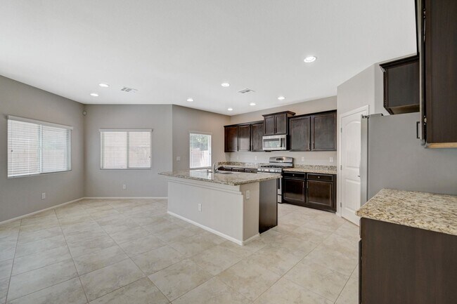 Building Photo - Beautiful DR Horton Home in Centennial Hil...