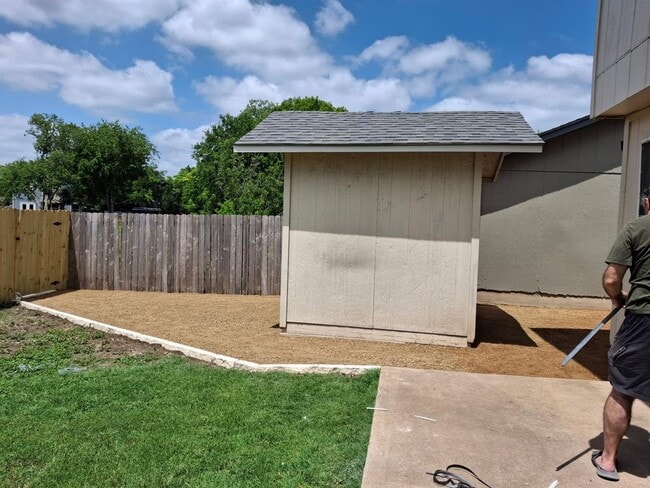 Building Photo - 711 Decker Prairie Dr