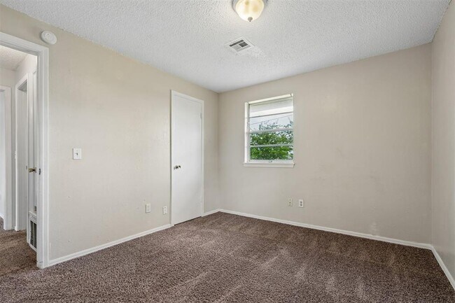 Building Photo - 3005 SE 51st St