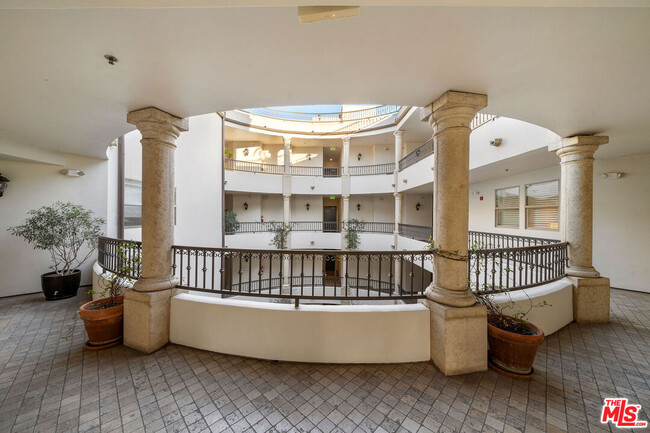 Building Photo - 122 N Clark Dr