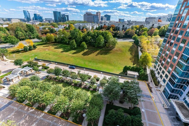 Building Photo - 8220 Crestwood Heights Dr