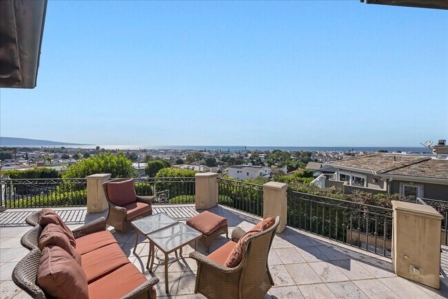 Upper Deck with ocean views - 109 S Poinsettia Ave