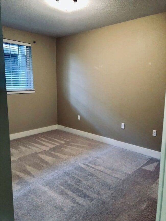 Building Photo - Riverfront Sandpiper Village Condo 2 Bedroom, 2 Baths!!