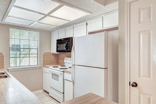 Building Photo - 8704 Clearbrook Trail
