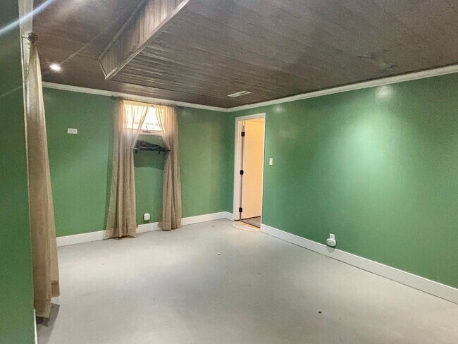 Building Photo - 3 bedroom 2 bath home centrally located!