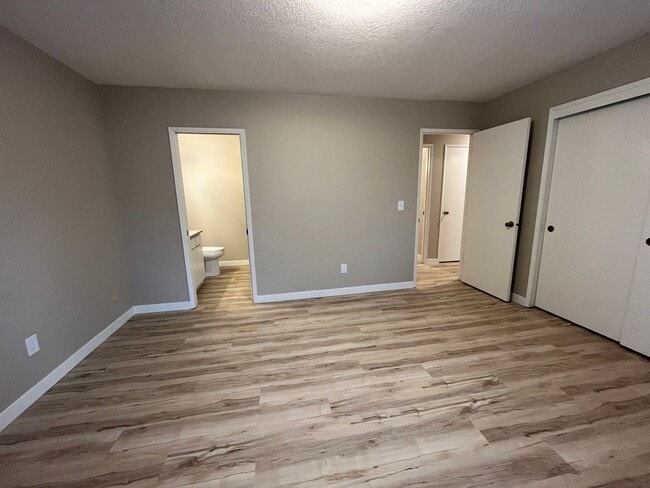 Building Photo - Spacious lower unit in refurbished duplex