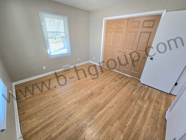 Building Photo - Great Location!