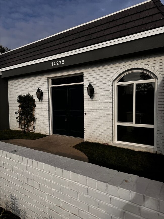 Building Photo - Spacious 3 Bed 2 Bath in Enderle Gardens: ...