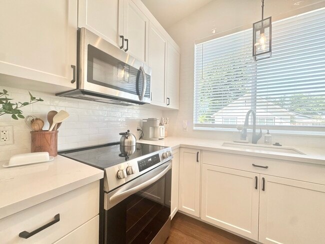 Building Photo - Adorable and updated furnished home in Fol...