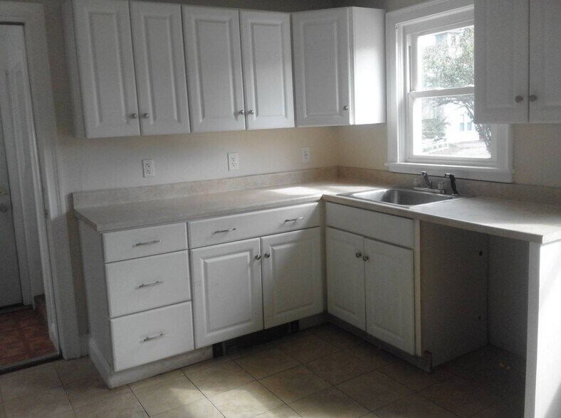 Building Photo - 184 Thames St