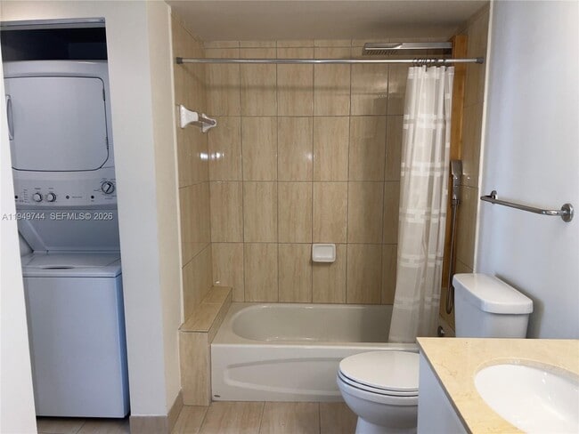 Building Photo - 1750 N Bayshore Dr