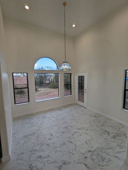 Building Photo - 42057 Parkmont Dr