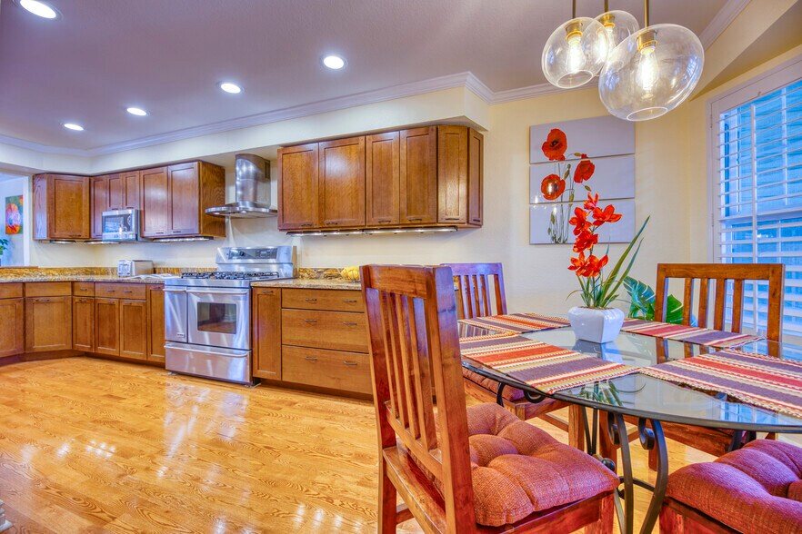 Kitchen - 1518 E Nichols Cir