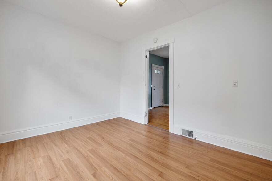 Building Photo - 253 Benton St