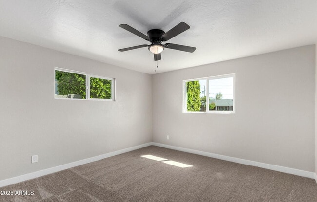 Building Photo - 4402 E Mitchell Dr