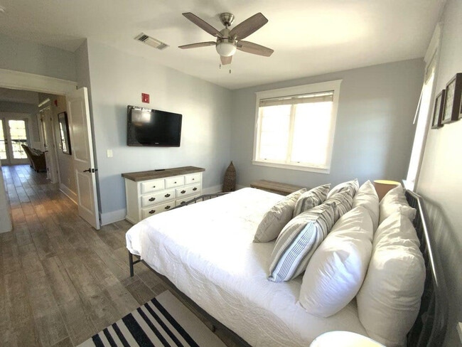 Building Photo - 122 Georgetown Ave