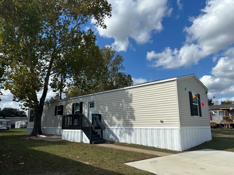 Building Photo - 203 Linda St