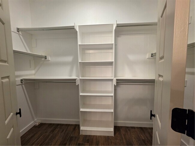 Building Photo - 8 Horncastle Dr