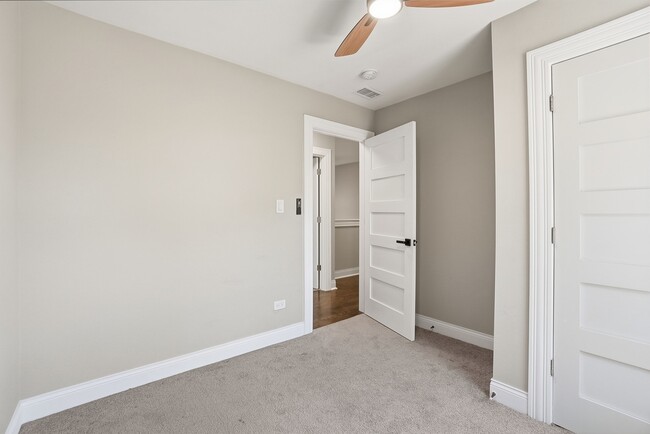 Building Photo - 4447 S Leamington Ave