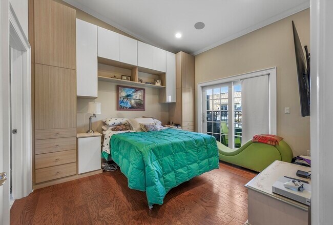 Building Photo - 616 E 4th St