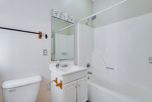 Building Photo - 2627 W Cary St