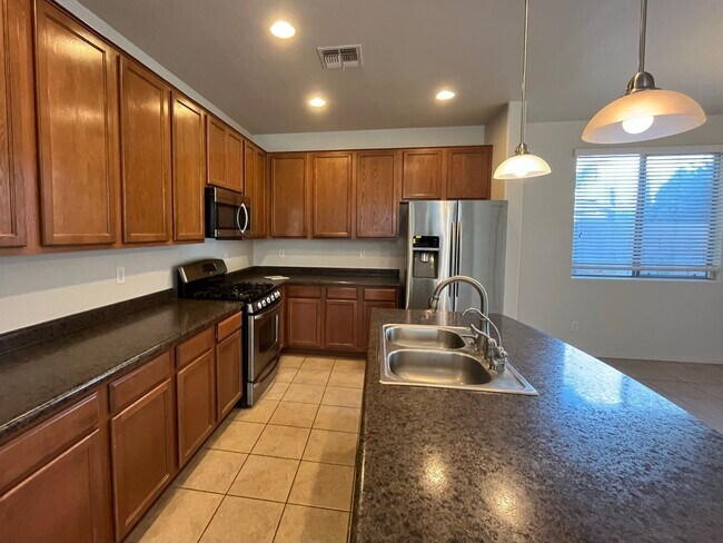 Building Photo - 4 Bedroom Home with Loft in Stonefield Com...
