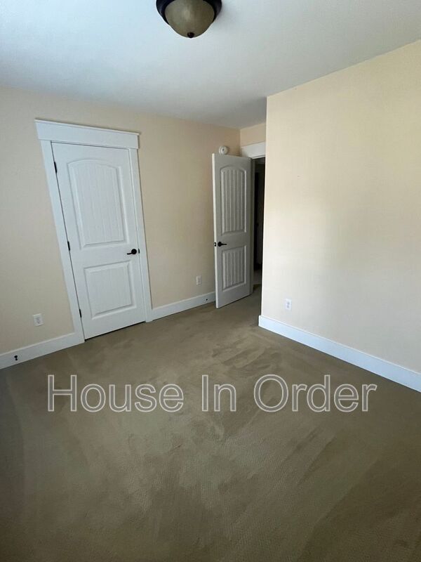 Building Photo - 129 Aurora Dr