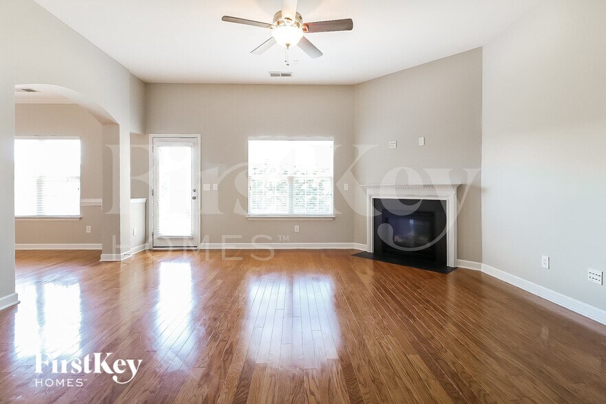 Building Photo - 6255 Glen Way Dr