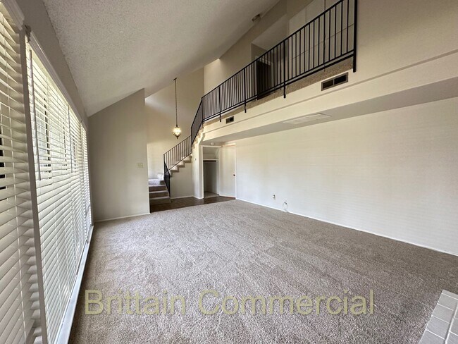 Building Photo - 6531 Lake Park Dr