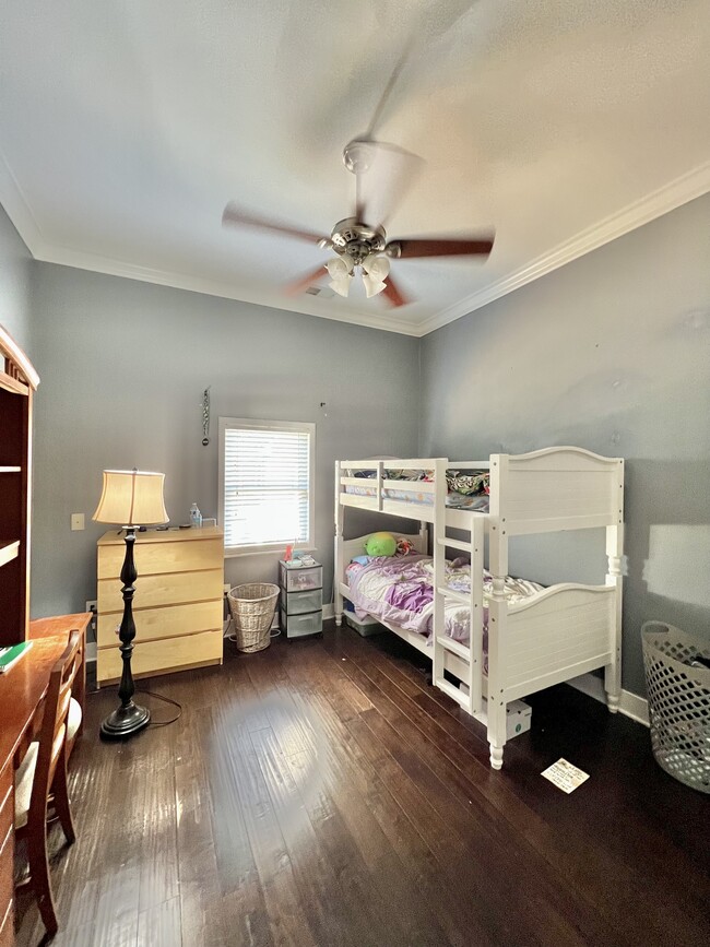 Building Photo - 323 E Lowry Ln