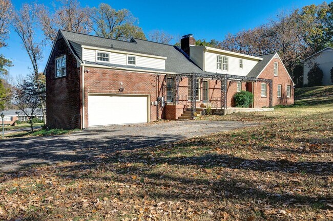 Building Photo - Fantastic renovated 5BE/4BA family home on beautiful oversized private Lot in the heart of Belle ...