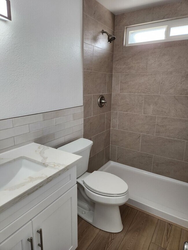Building Photo - Golden Hill 2 bedroom 1 bath remodeled Single family Home  2595.00