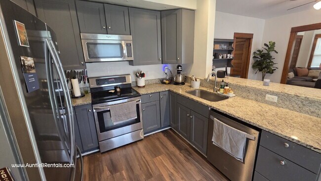 Building Photo - Spacious 4BR  in Saint Paul | 2 Full Baths - VIDEO TOUR