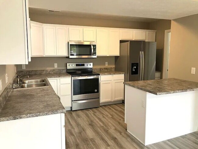 Building Photo - Cute town house with lawncare included!
