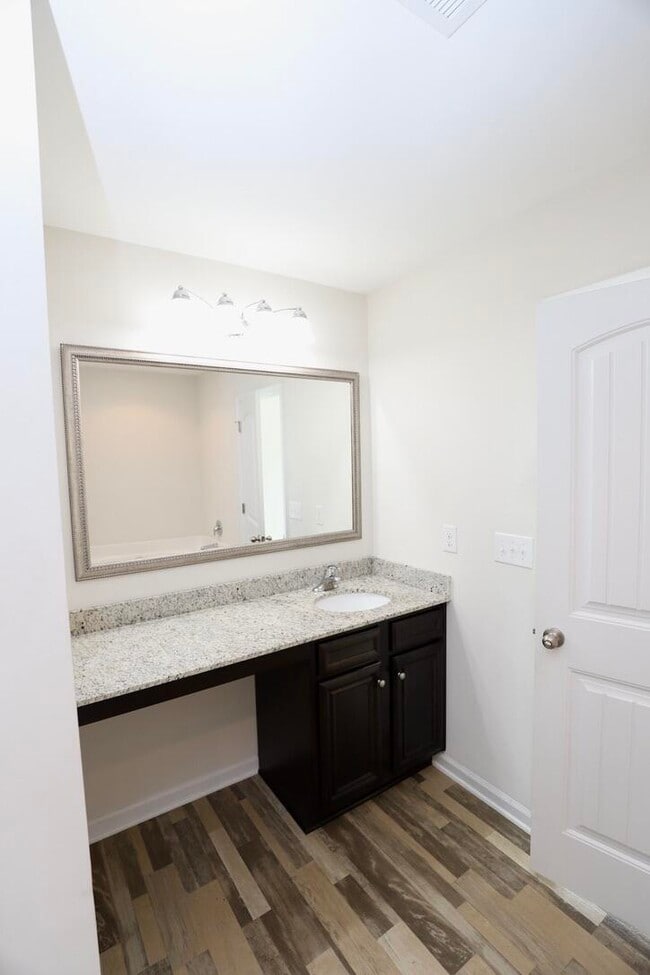 Building Photo - 2943 Old Field Rd