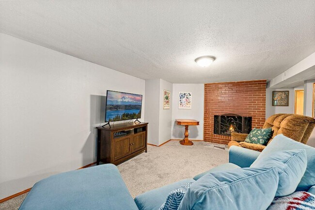 Building Photo - Spacious 4 Bed Lakewood Home w/ 2 Kitchens...