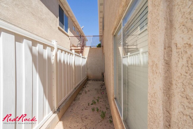 Building Photo - Fresh Carpet! Spacious 5-Bedroom Townhome