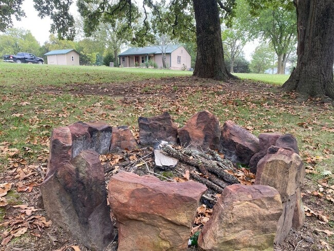 Building Photo - 3 Bedroom 1 Bathroom home. Available NOW!