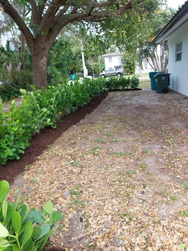 Building Photo - 11912 NE 10th Ave